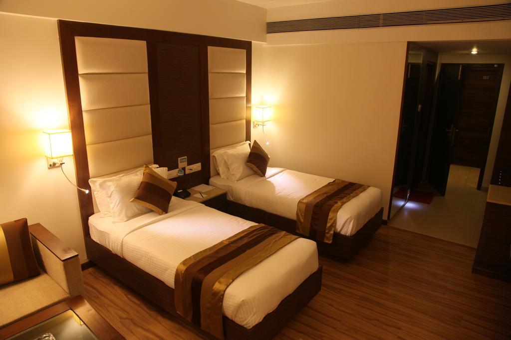 Le Grande Residency -Unmarried Couples Are Not Allowed Ahmedabad Buitenkant foto