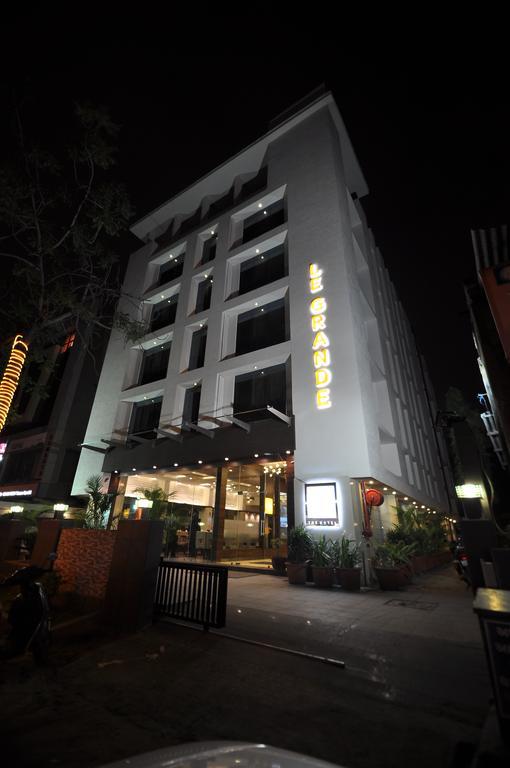 Le Grande Residency -Unmarried Couples Are Not Allowed Ahmedabad Buitenkant foto