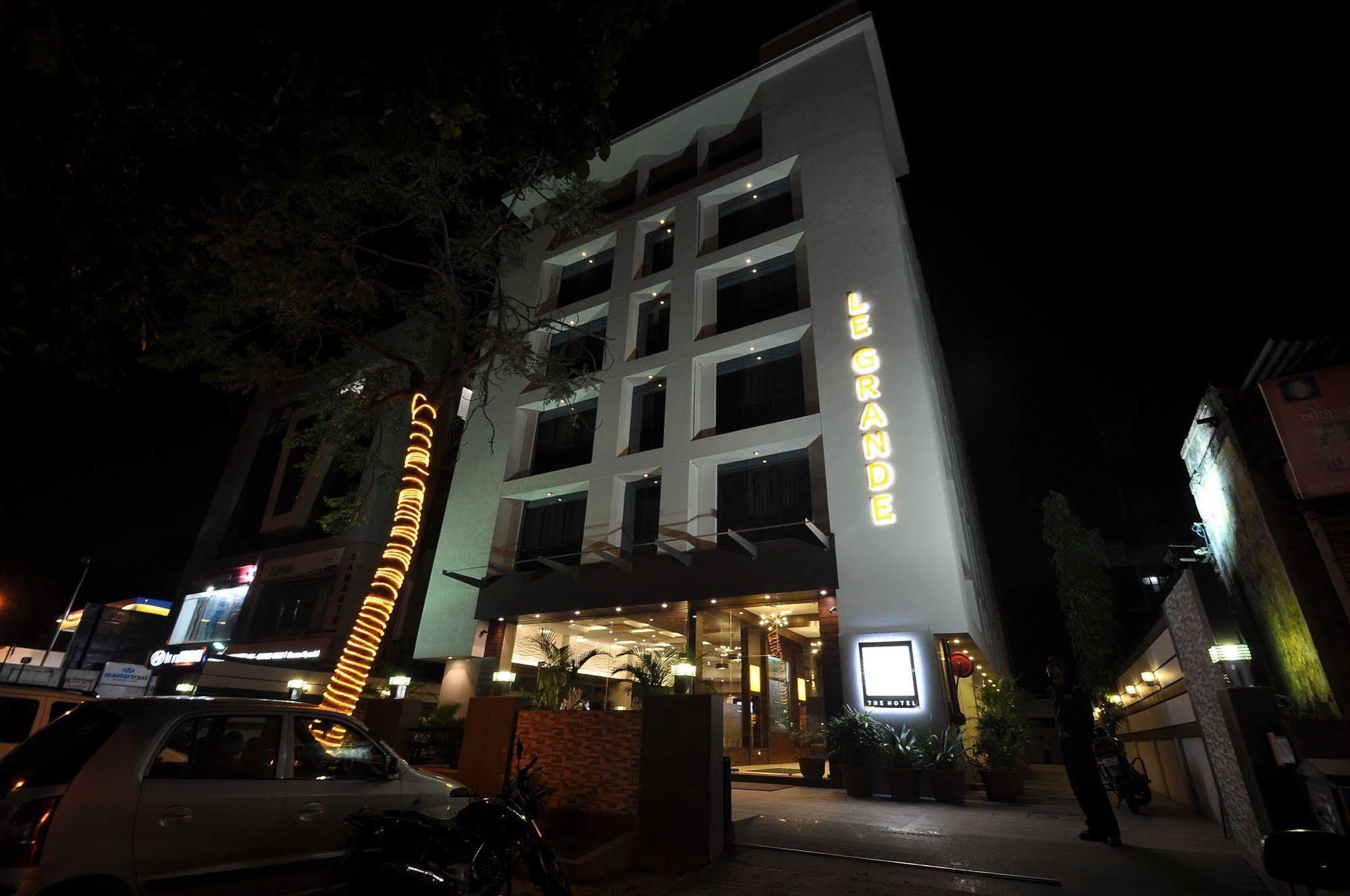 Le Grande Residency -Unmarried Couples Are Not Allowed Ahmedabad Buitenkant foto