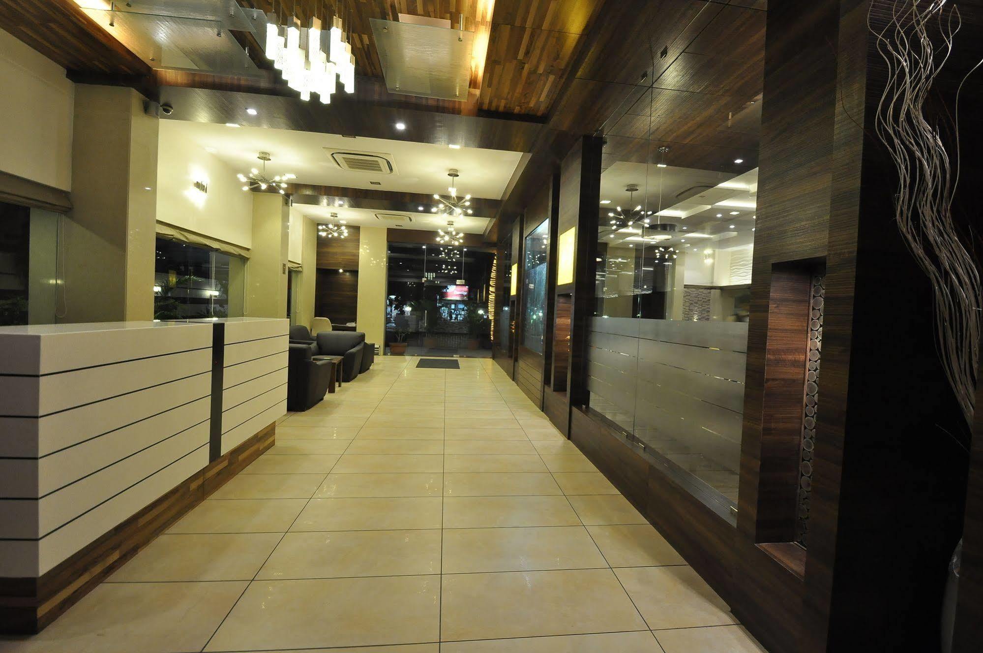 Le Grande Residency -Unmarried Couples Are Not Allowed Ahmedabad Buitenkant foto