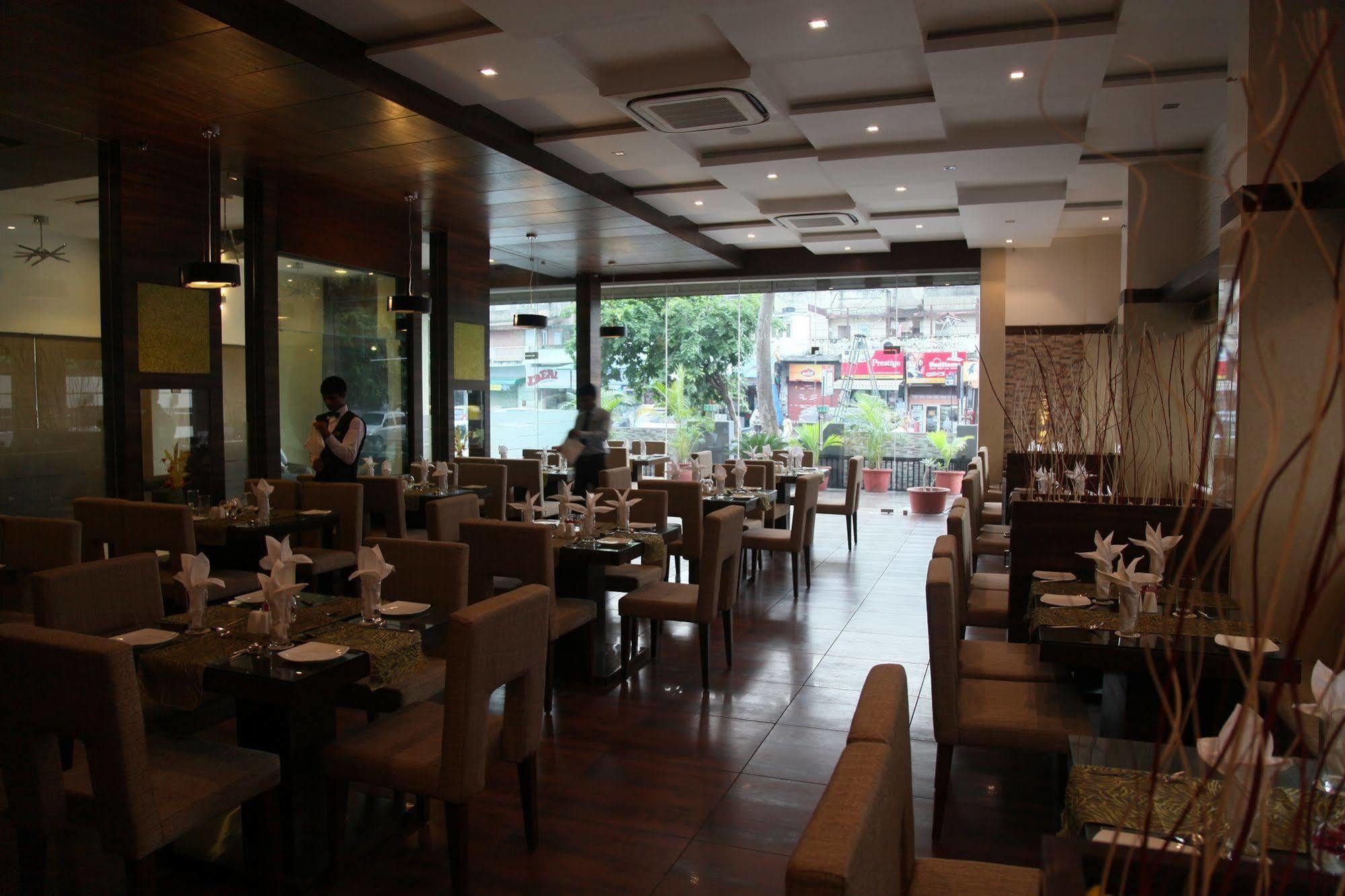 Le Grande Residency -Unmarried Couples Are Not Allowed Ahmedabad Buitenkant foto