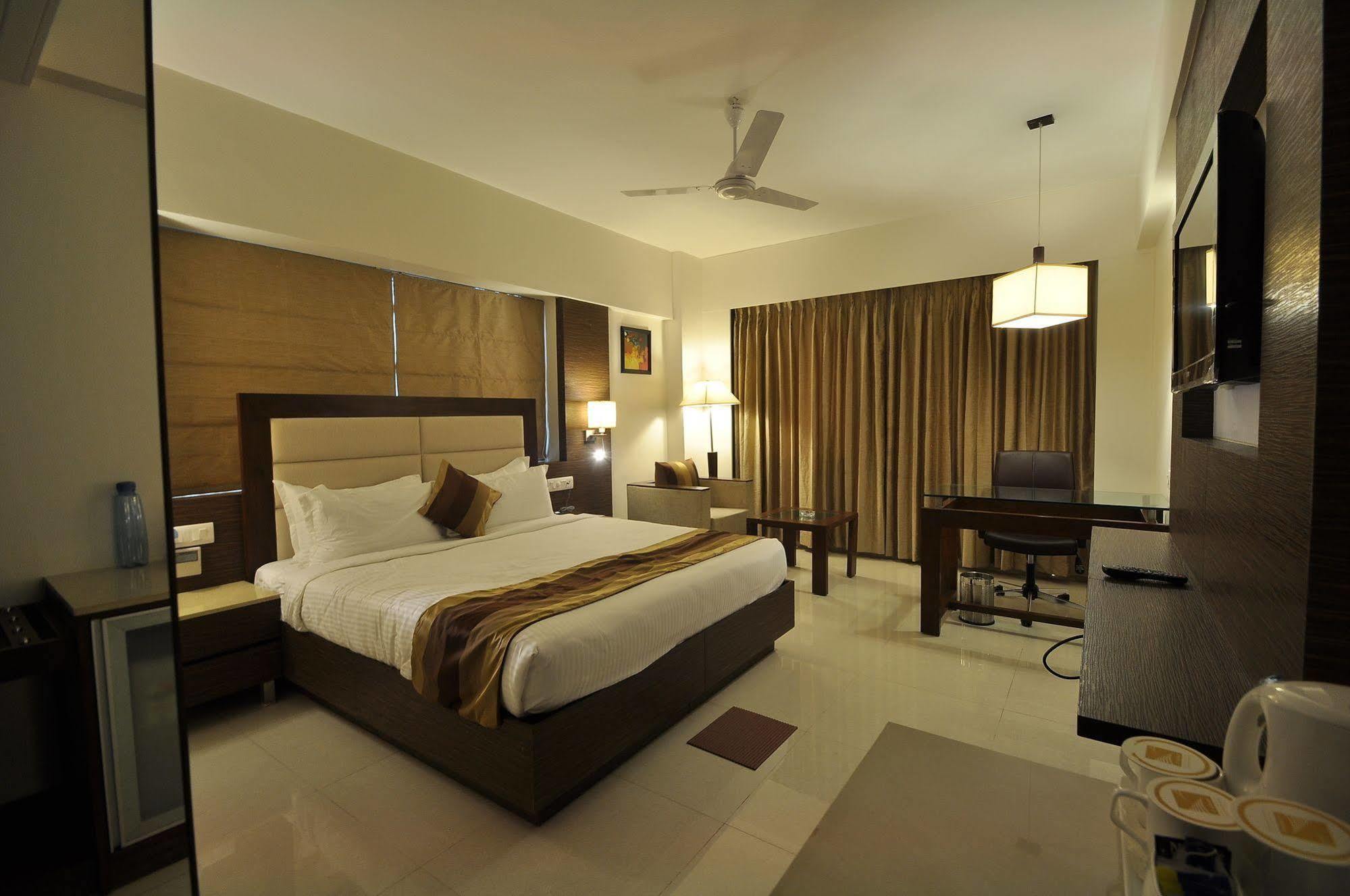 Le Grande Residency -Unmarried Couples Are Not Allowed Ahmedabad Buitenkant foto