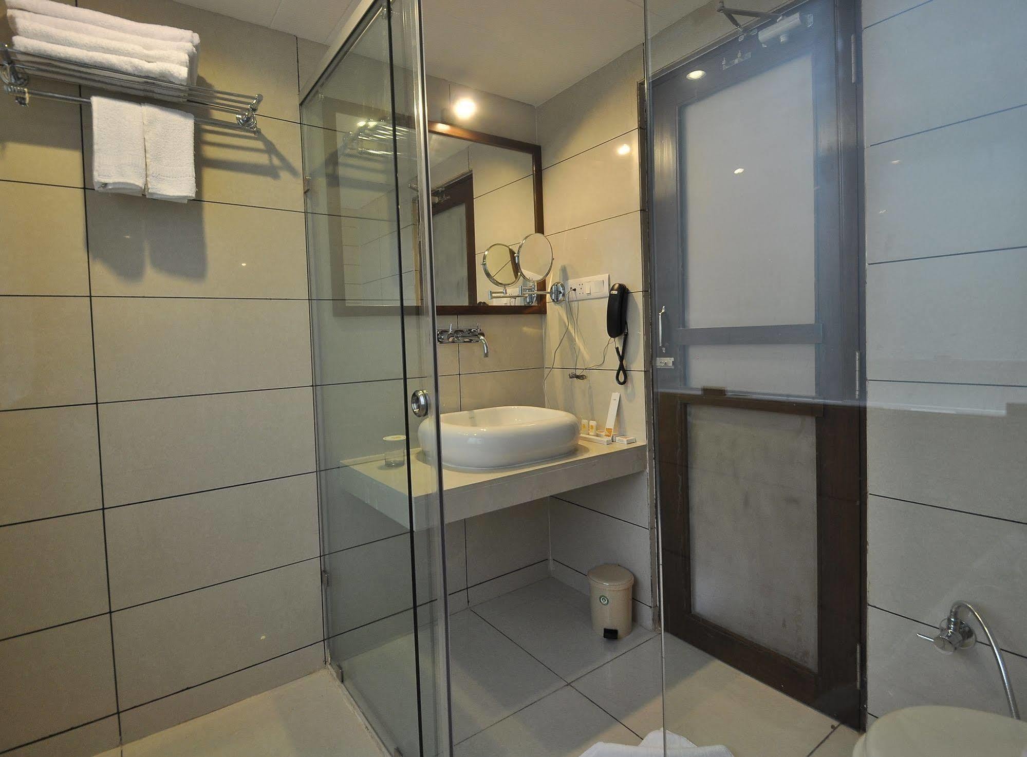 Le Grande Residency -Unmarried Couples Are Not Allowed Ahmedabad Buitenkant foto