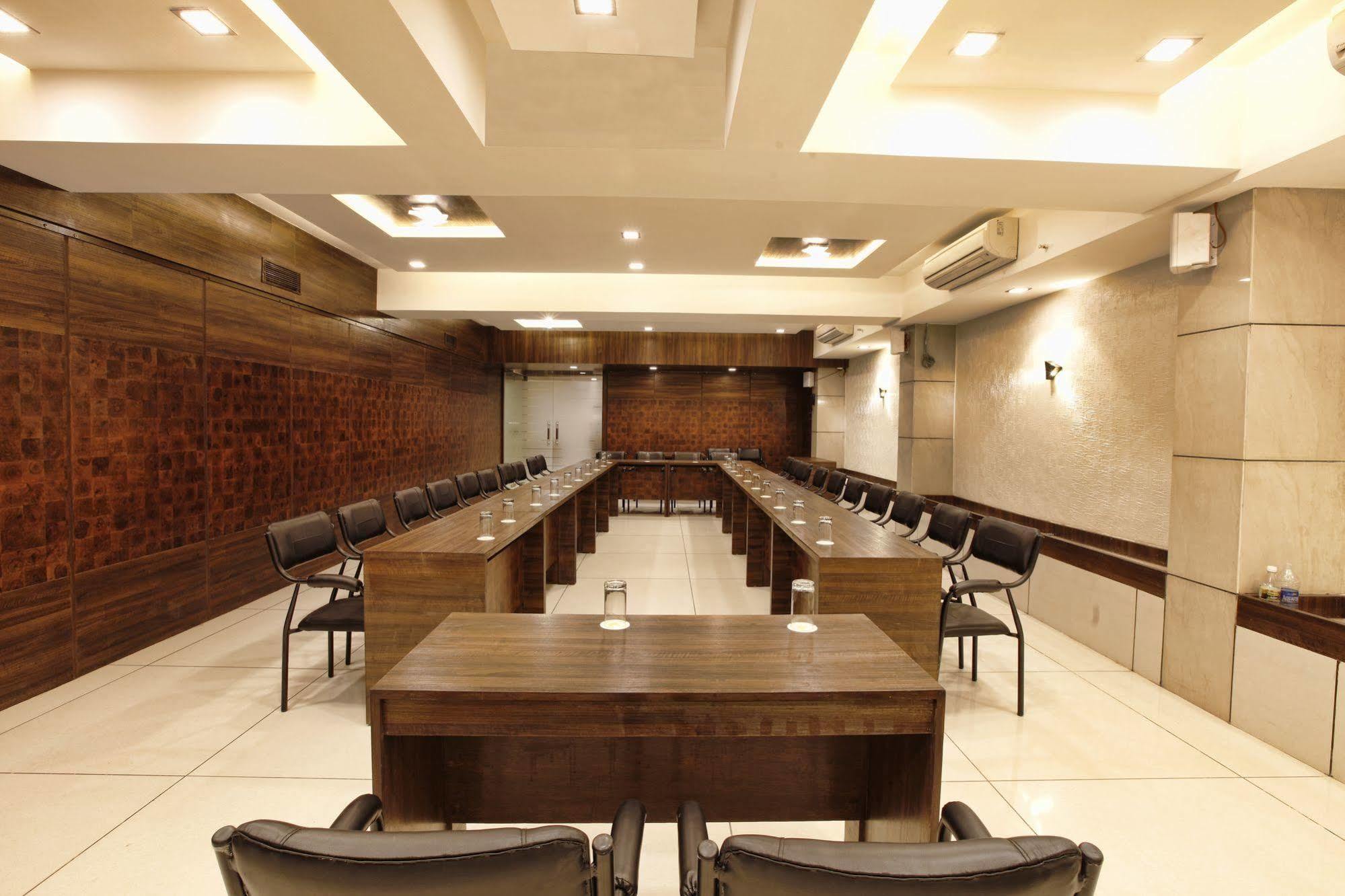 Le Grande Residency -Unmarried Couples Are Not Allowed Ahmedabad Buitenkant foto