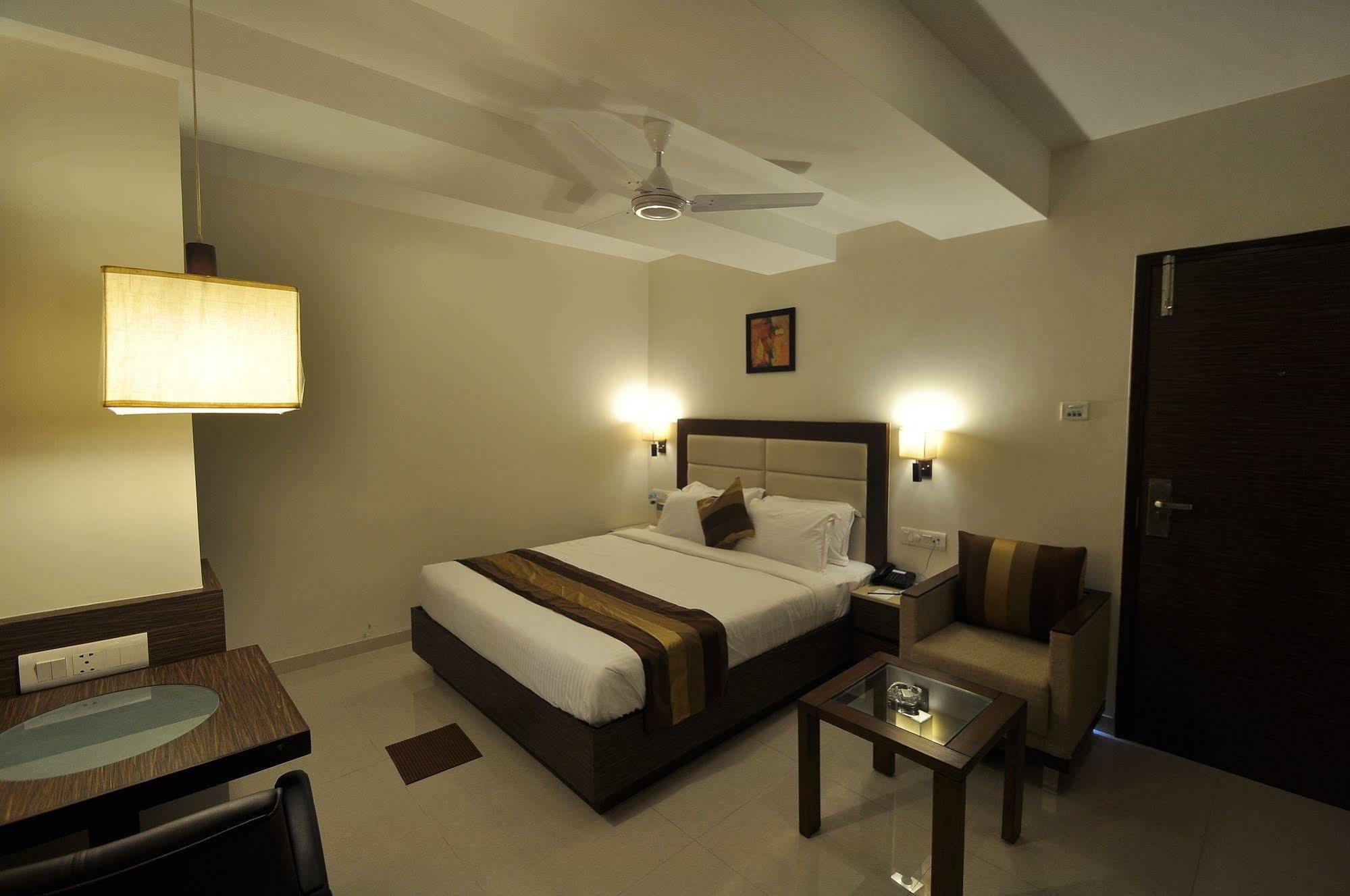Le Grande Residency -Unmarried Couples Are Not Allowed Ahmedabad Buitenkant foto