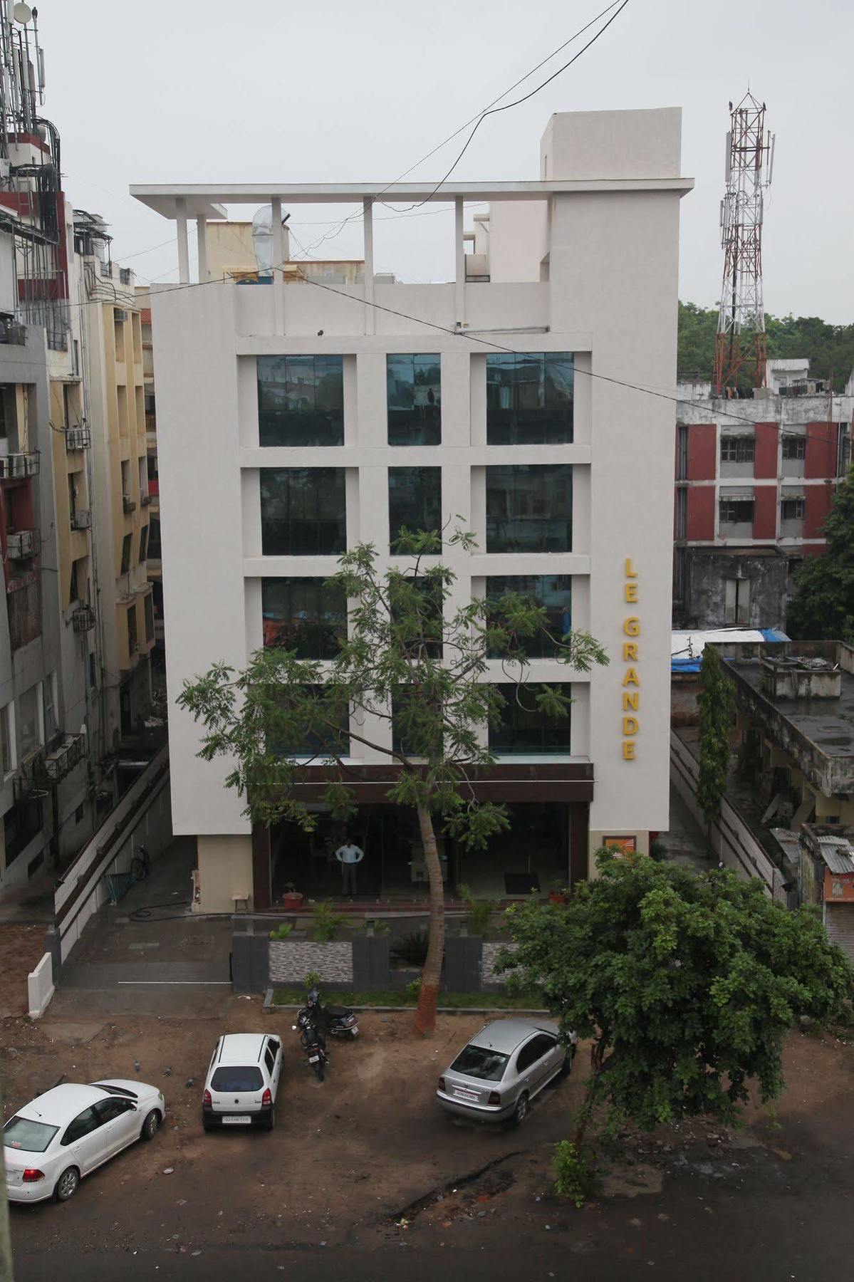 Le Grande Residency -Unmarried Couples Are Not Allowed Ahmedabad Buitenkant foto