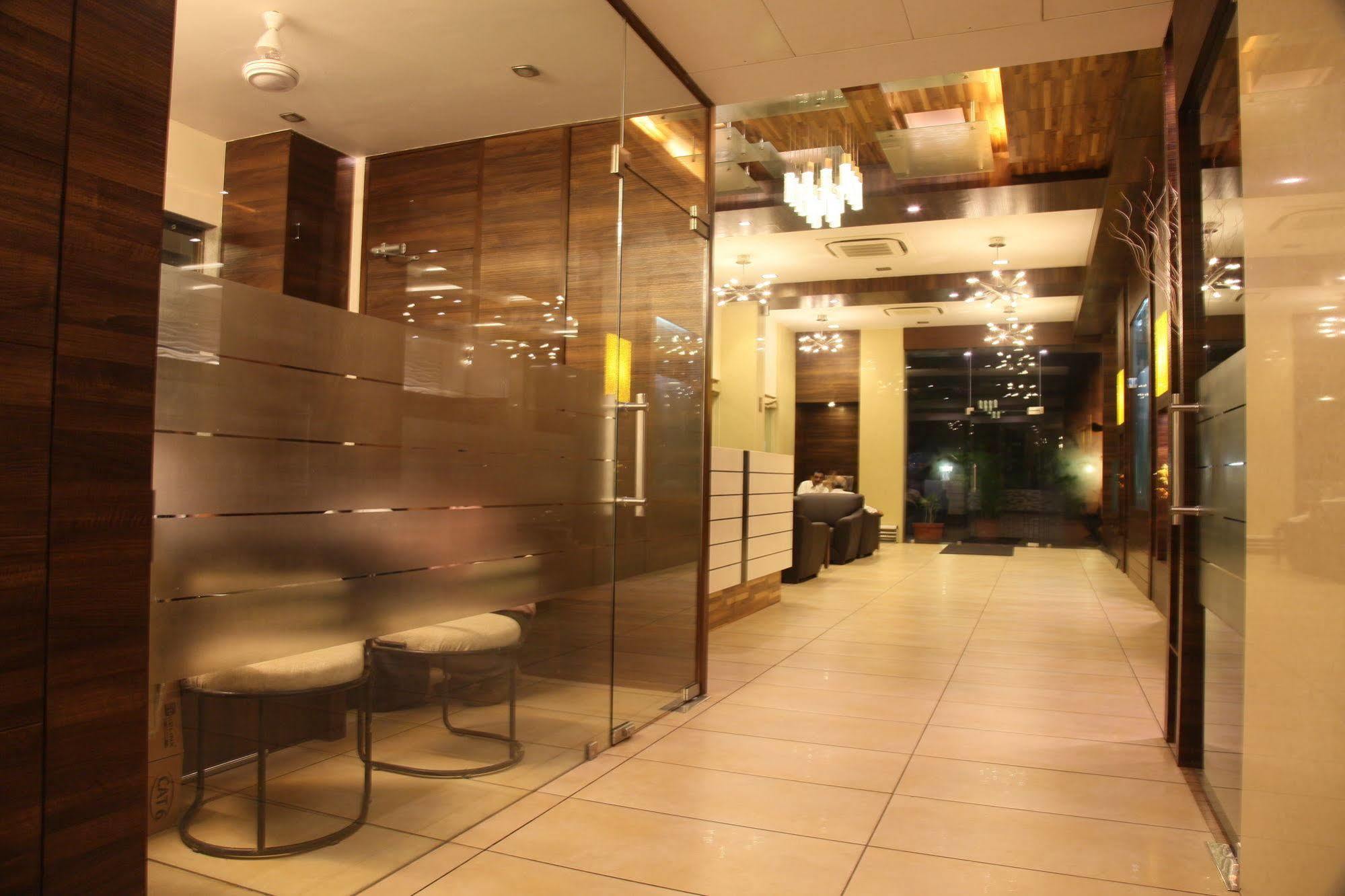 Le Grande Residency -Unmarried Couples Are Not Allowed Ahmedabad Buitenkant foto