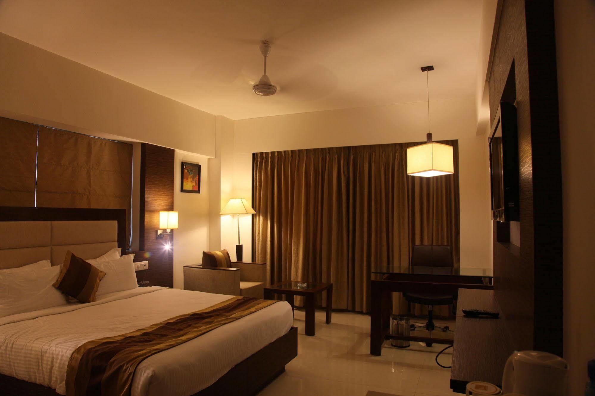 Le Grande Residency -Unmarried Couples Are Not Allowed Ahmedabad Buitenkant foto