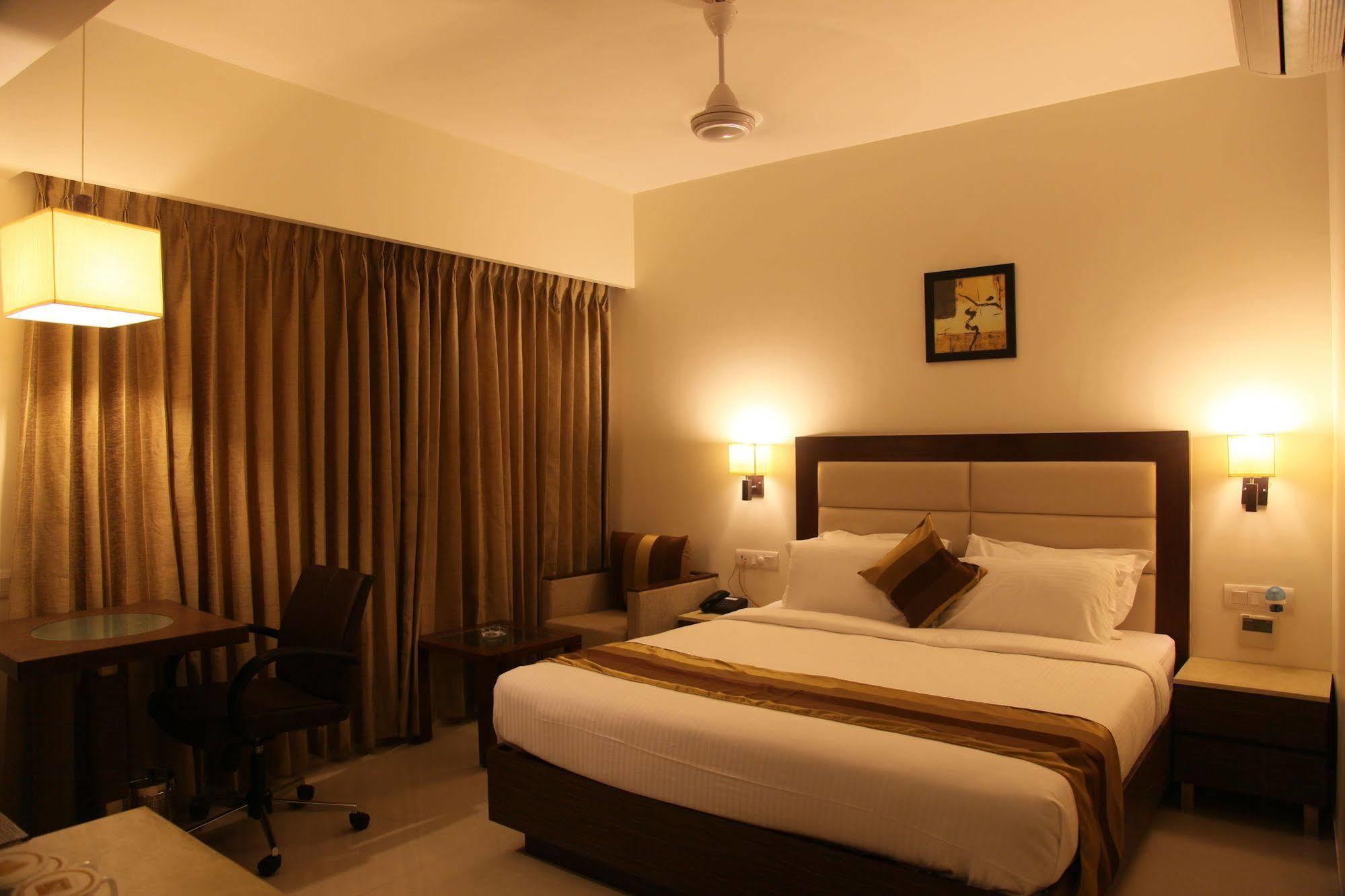Le Grande Residency -Unmarried Couples Are Not Allowed Ahmedabad Buitenkant foto