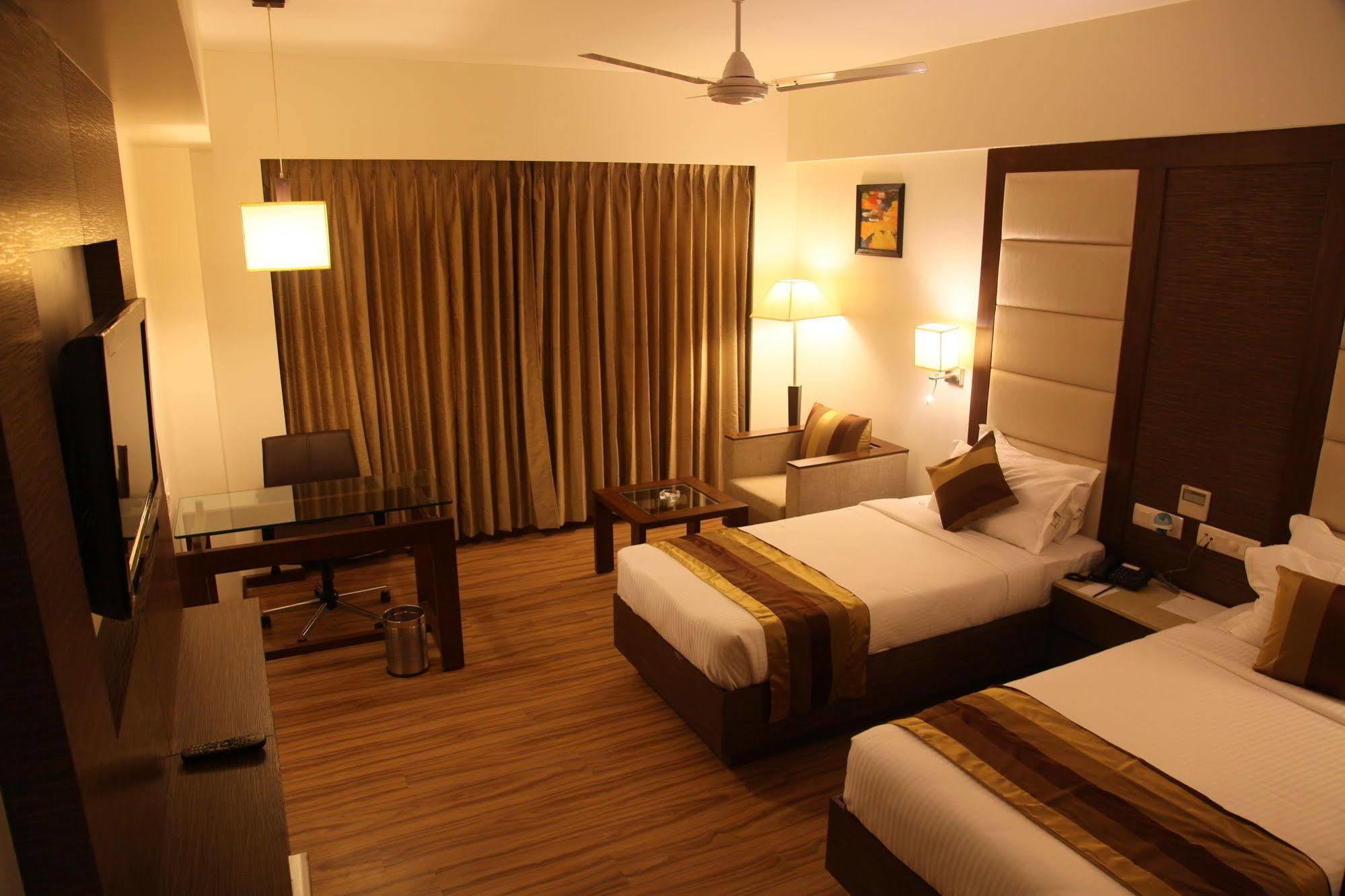 Le Grande Residency -Unmarried Couples Are Not Allowed Ahmedabad Buitenkant foto